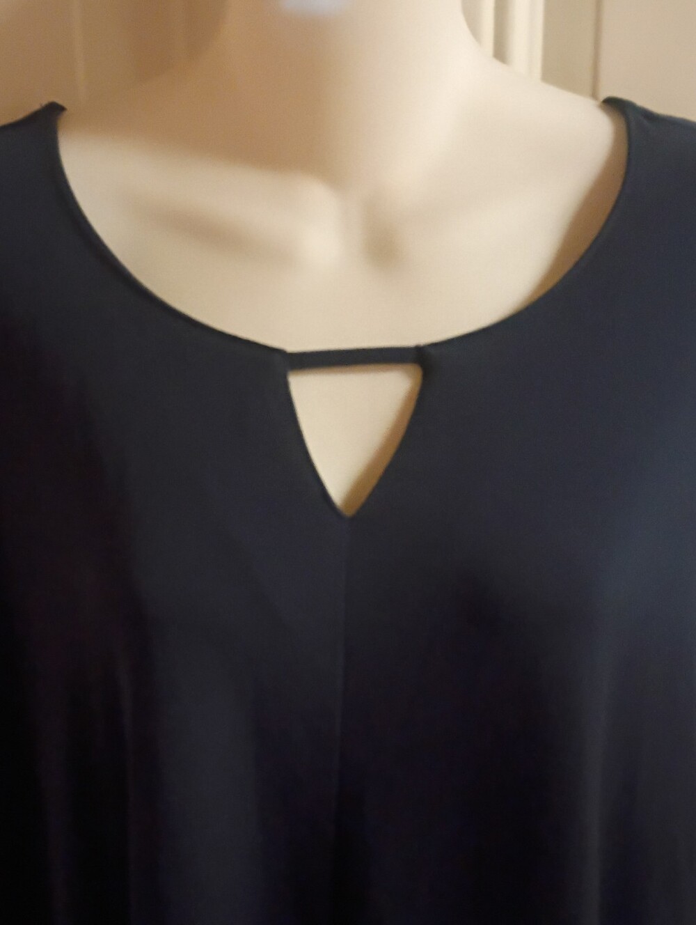 Catherines Sleeveless Keyhole Tank Top, Navy Size 4x - Picture 4 of 6